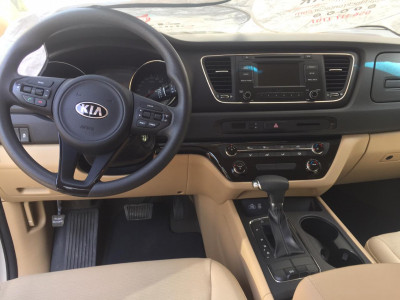 White KIA Carnival, 2018 Photo 4