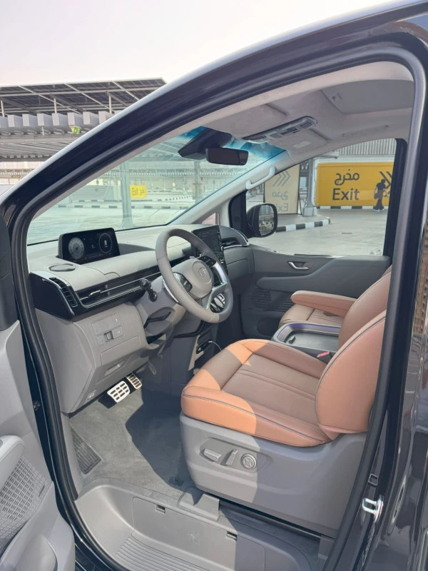 Black Hyundai Staria 7S, 2026 Photo 3