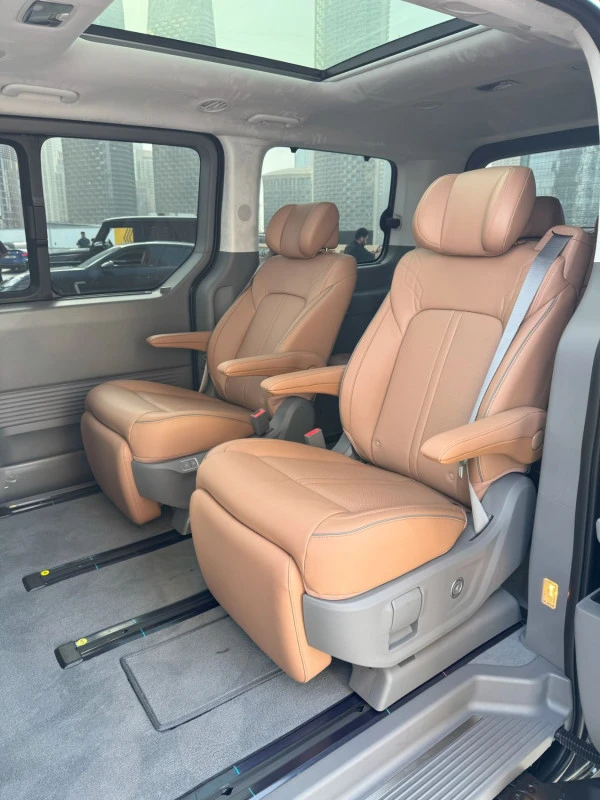 Black Hyundai Staria 7S, 2026 Photo 6