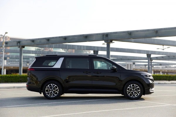 Black KIA Carnival, 2022 Photo 1