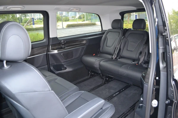 Black Mercedes V250, 2023 Photo 4