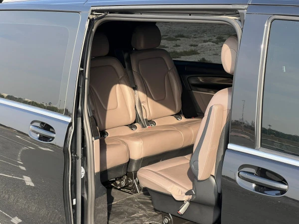 Black Mercedes V250 8S, 2023 Photo 2