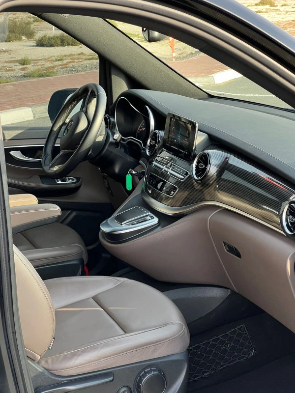 Black Mercedes V250 8S, 2023 Photo 3