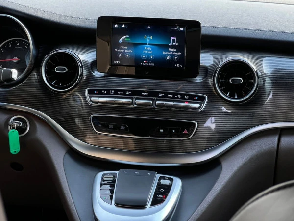 Black Mercedes V250 8S, 2023 Photo 4
