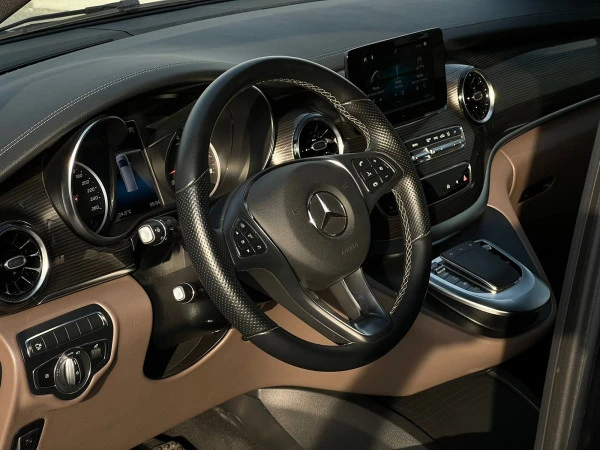 Black Mercedes V250 8S, 2023 Photo 8