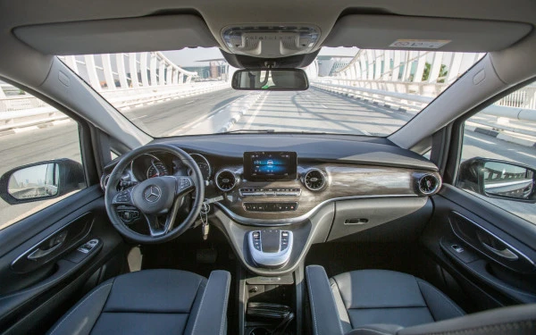 Black Mercedes V250, 2023 Photo 4