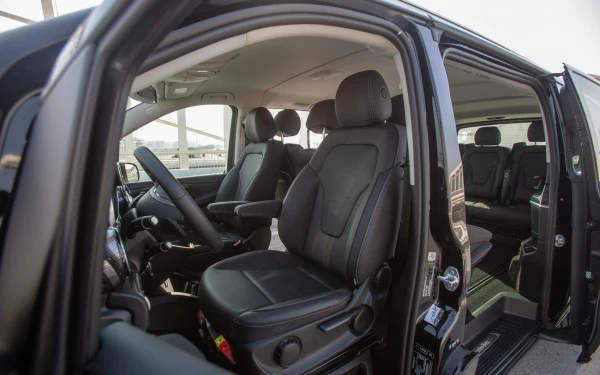 Black Mercedes V250, 2023 Photo 5