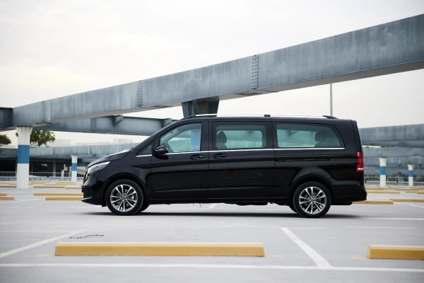 Black Mercedes V250, 2023 Photo 2