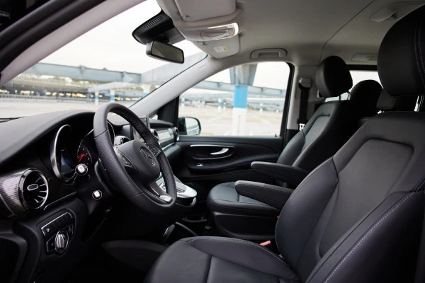 Black Mercedes V250, 2023 Photo 4