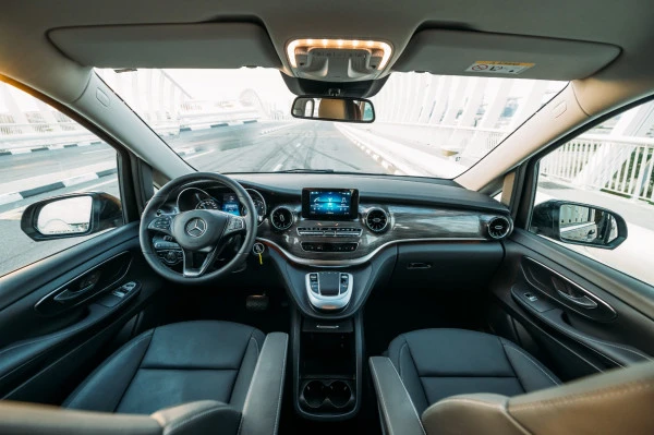 Black Mercedes V250, 2023 Photo 5