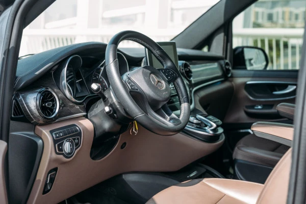 Dark Grey Mercedes V250, 2020 Photo 3