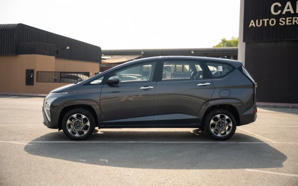 Grey Hyundai Stargazer, 2024 Photo 1