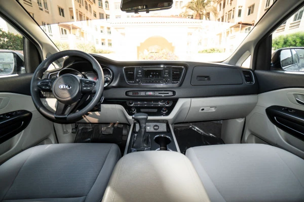 Grey KIA Carnival, 2019 Photo 3