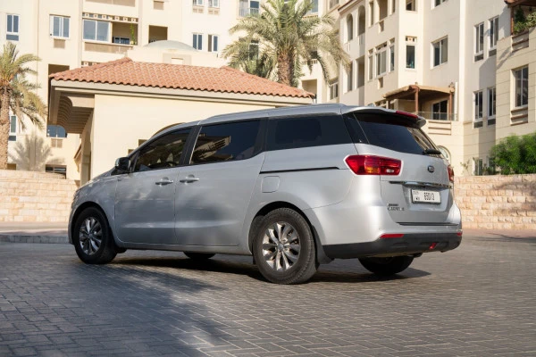 Grey KIA Carnival, 2019 Photo 4