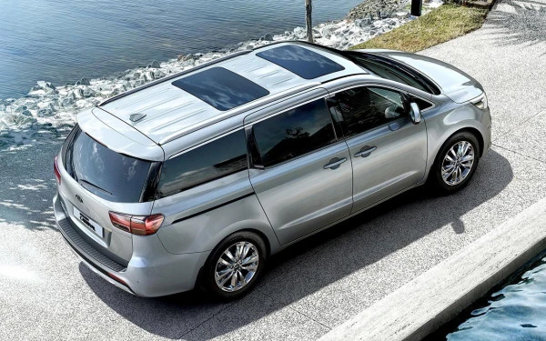 Silver KIA Carnival, 2018 Photo 1