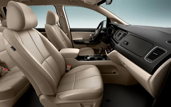 Silver KIA Carnival, 2018 Photo 3