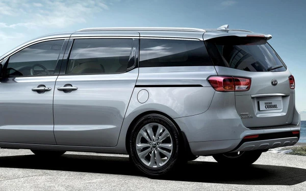Silver KIA Carnival, 2018 Photo 8