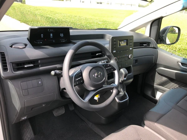 White Hyundai Staria, 2022 Photo 5