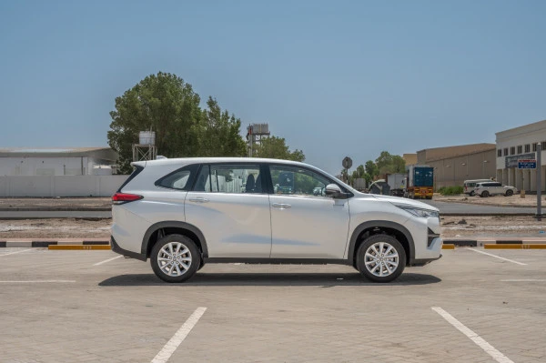 White Toyota Innova, 2024 Photo 2