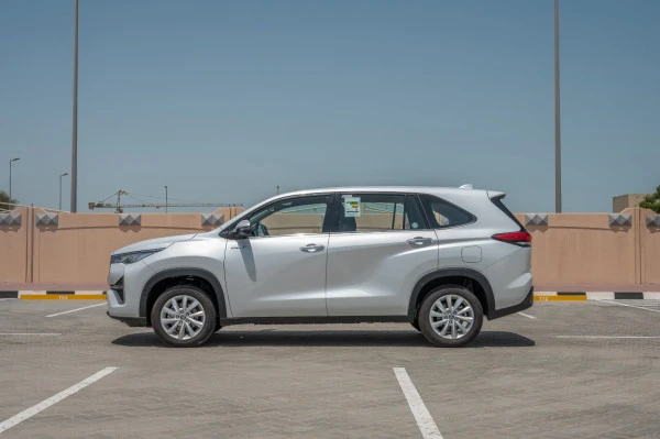 White Toyota Innova, 2024 Photo 3