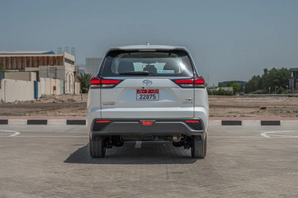White Toyota Innova, 2024 Photo 4