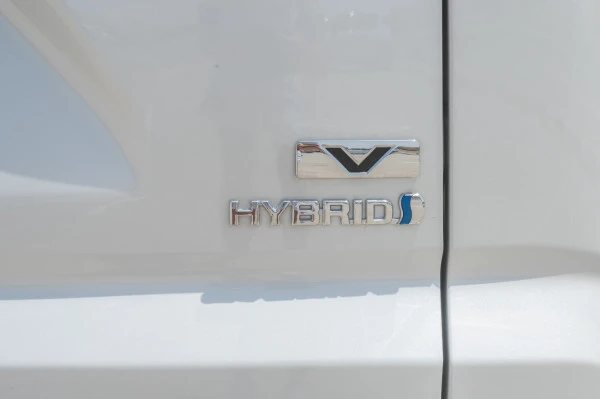 White Toyota Innova, 2024 Photo 5