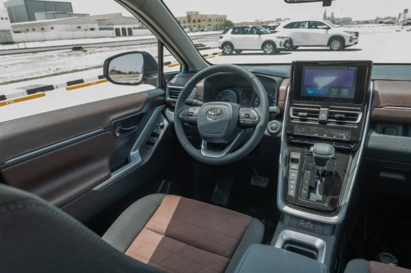 White Toyota Innova, 2024 Photo 6