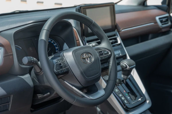 White Toyota Innova, 2024 Photo 7