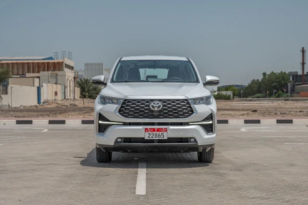 White Toyota Innova, 2024 Photo 1