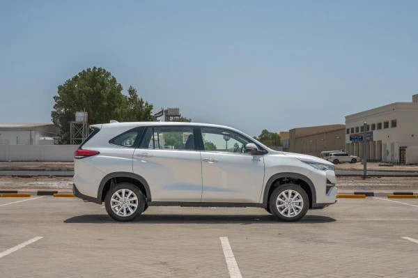 White Toyota Innova, 2024 Photo 2