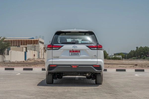 White Toyota Innova, 2024 Photo 3