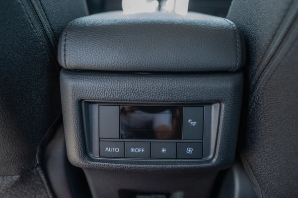 White Toyota Innova, 2024 Photo 12